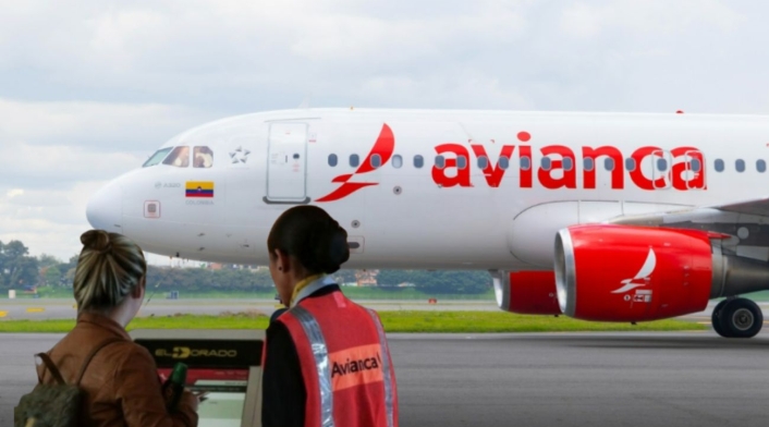 Nuevo requisito en Avianca para vuelos internacionales Avión de Avianca y personal de Avianca