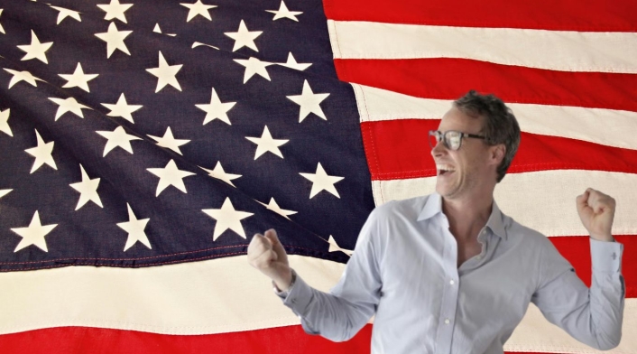 Lista de países exentos de visa Bandera de Estados Unidos y una persona celebrando