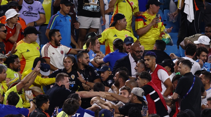 Pelea de jugadores uruguayos con hinchas colombianos Pelea de jugadores uruguayos con hinchas colombianos