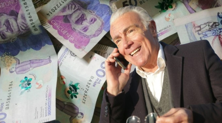 Pensión en Colombia de solo 1.000 y 1.1150 semanas Billetes y un hombre mayor hablando por celular y sonriedo