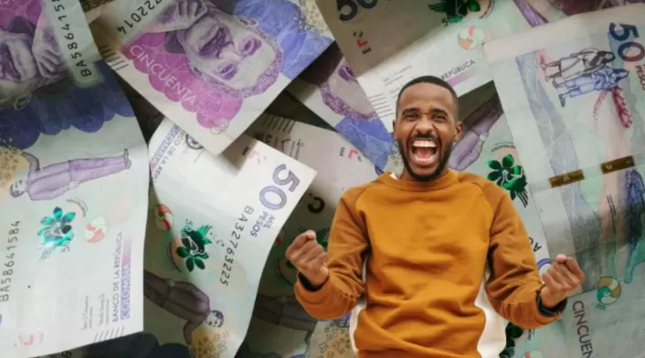 Prestamos bancarios de 10 millones solo con la cédula Billetes al fondo y persona celebrando
