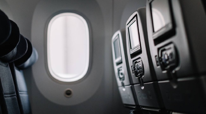 Riesgos de poner la cabeza en la ventana de un avión ¿Por qué no debe poner la cabeza en la ventana de un avión?