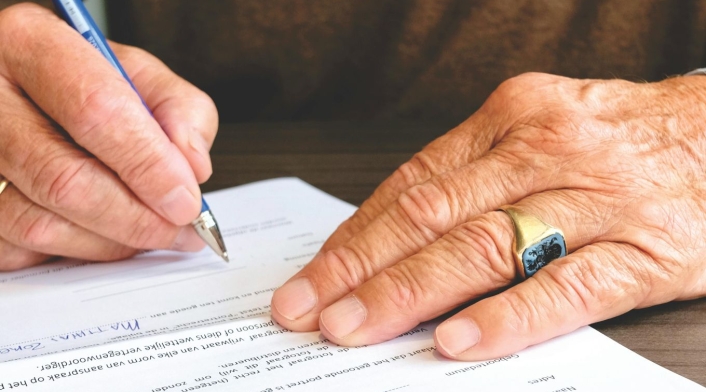 Qué pasa si una persona fallece y no firma el testamento Hombre mayor firmado un documento