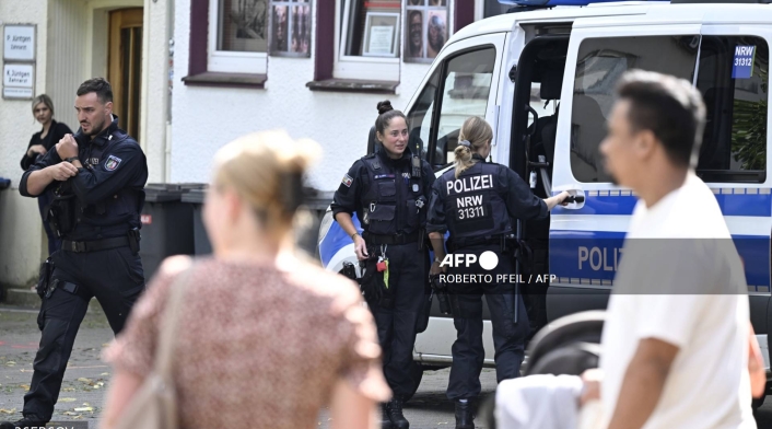 Patrulla policial el 24 de agosto de 2024 cerca de la escena donde al menos tres personas fueron asesinadas y varias resultaron heridas cuando un hombre las atacó con un cuchillo la noche del 23 de agosto de 2024 en Solingen, al oeste de Alemania, durante un festival para conmemorar el 650 aniversario de la ciudad. Patrulla policial el 24 de agosto de 2024 cerca de la escena donde al menos tres personas fueron asesinadas y varias resultaron heridas cuando un hombre las atacó con un cuchillo la noche del 23 de agosto de 2024 en Solingen, al oeste de Alemania, durante un festival para conmemorar el 650 aniversario de la ciudad.