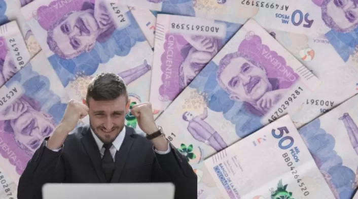 Billetes y un hombre celebrando 