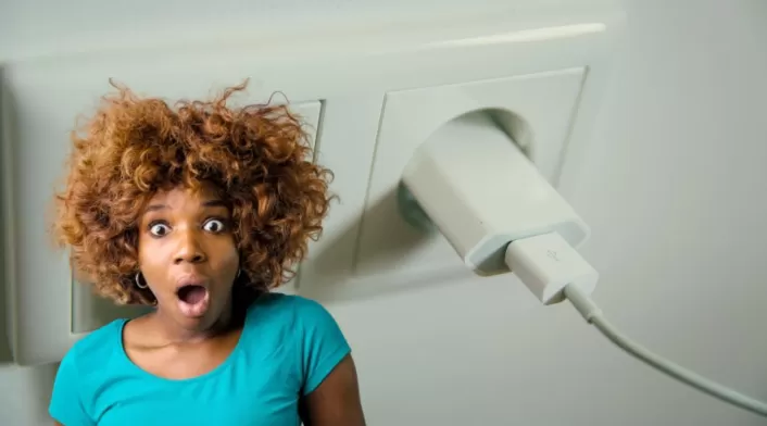 Cargador y ahorro de energía Toma de energía y mujer sorprendida