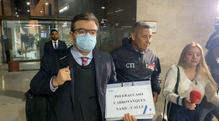 Olmedo López con la carpeta de pruebas contra Iván Name y Andrés Calle