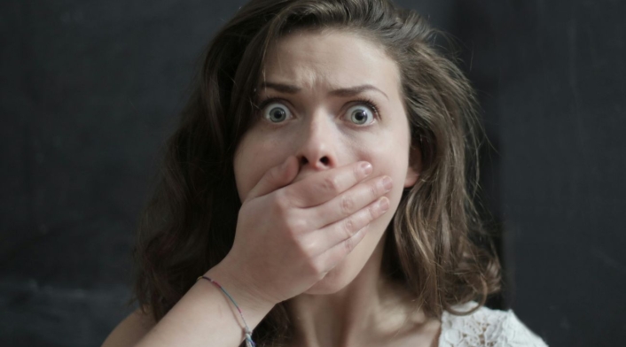 Por qué el martes 13 es un día de mala suerte Mujer gritando