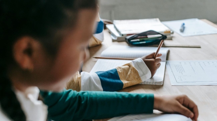 Becas Niños estudiando