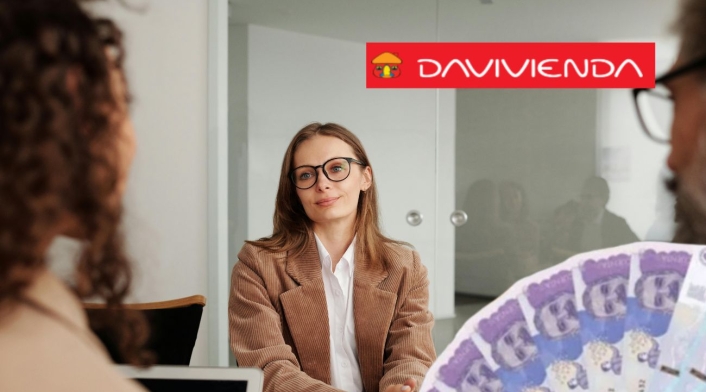 Ofertas de empleo en Davivienda: cómo aplicar Una mujer en una entrevista, billetes y el logo de Davivienda