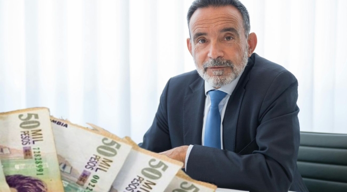 Semanas que necesita para pensionarse con la nueva reforma Hombre mayor en un escritorio y billetes