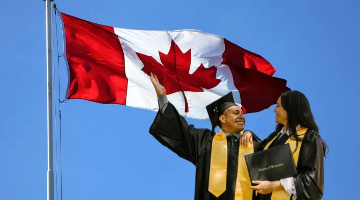 Profesiones homologadas en Canadá Bandera de Canadá y dos personas graduadas de la universidad