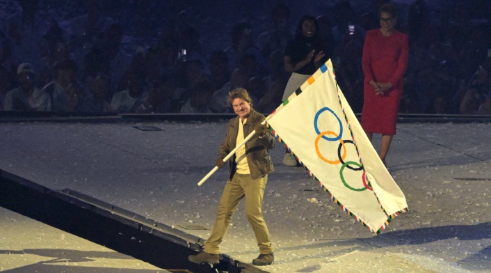 Tom Cruise recibe bandera de los Olímpicos Tom Cruise recibe bandera de los Olímpicos