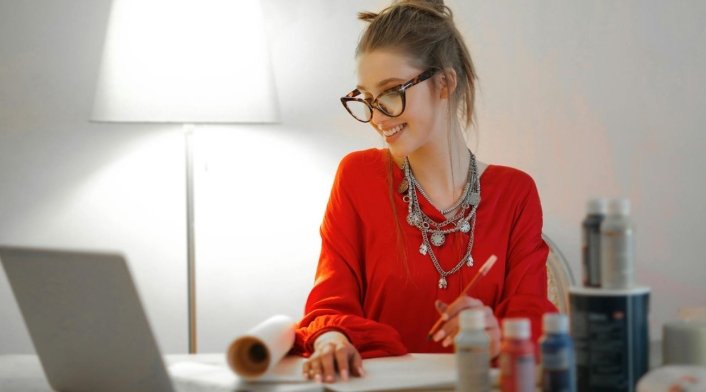 Ofertas de trabajo en casa para personas que hablen español Una mujer trabajando desde casa