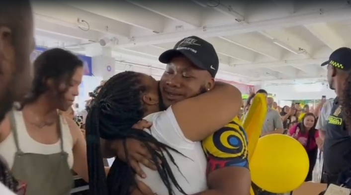 Yeison López fue recibido con papayera en el aeropuerto Alfonso Bonilla Aragón de Palmira, Valle.
