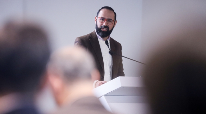 Andrés Camacho, ministro de Minas y Energía El ministro de Minas y Energía advierte sobre crisis climática global y la dependencia energética de Colombia en el agua.