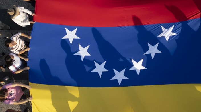 Bandera de Venezuela Fuerzas de seguridad de Venezuela asedian la embajada de Argentina en Caracas