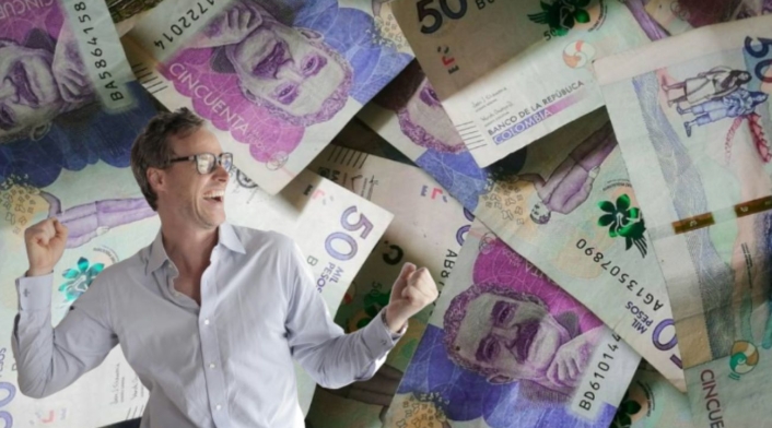 Personas saldrán más fácil de Datacredito Billetes en el fondo y un hombre celebrando