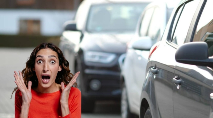 Volkswagen AG se prepara para cerrar plantas: Carros y una mujer sorpendida