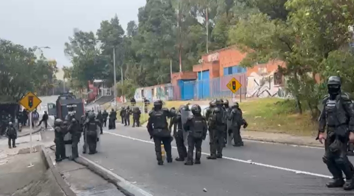 Encapuchados intentaron quemar moto de la Policía | Bogotá | SEP 2024 Encapuchados intentaron quemar moto de la Policía | Bogotá | SEP 2024
