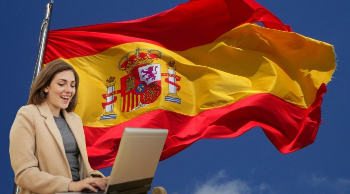 España busca nómadas digitales: pagan $64 millones Bandera de España y una mujer con un computador