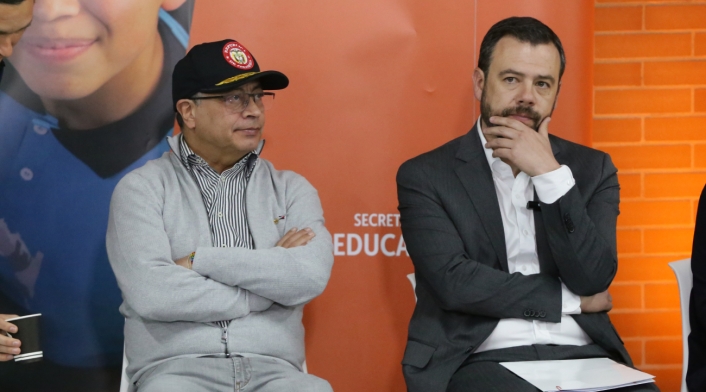 Gustavo Petro y Carlos Fernando Galán El alcalde de Bogotá, Carlos Fernando Galán, critica al presidente Gustavo Petro por atribuirse mérito en el retorno de la comunidad emberá a su territorio ancestral