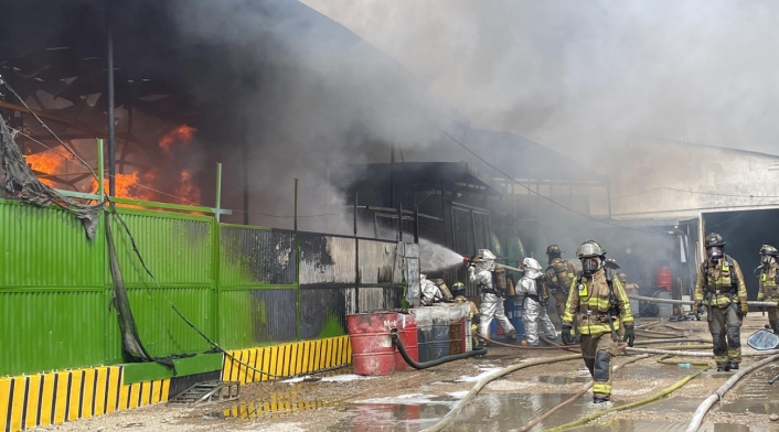 Incendio en bodega de reciclaje en Bogotá Incendio en bodega de reciclaje en Bogotá
