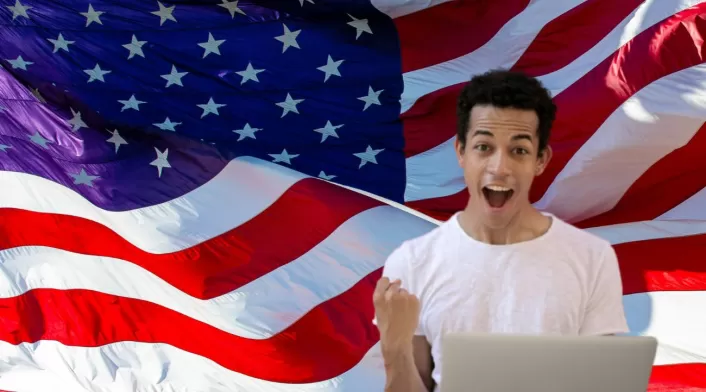 Personas que pueden entrar a Estados Unidos SIN VISA Bandera de Estados Unidos y persona celebrando