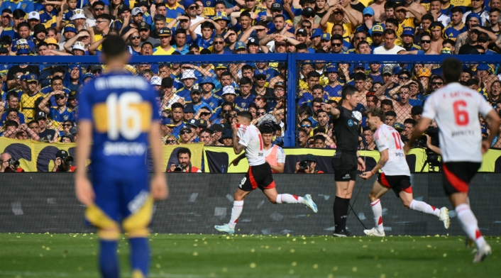 River Plate derrotó a Boca Juniors por 1-0 en el superclásico del fútbol argentino River Plate derrotó a Boca Juniors por 1-0 en el superclásico del fútbol argentino