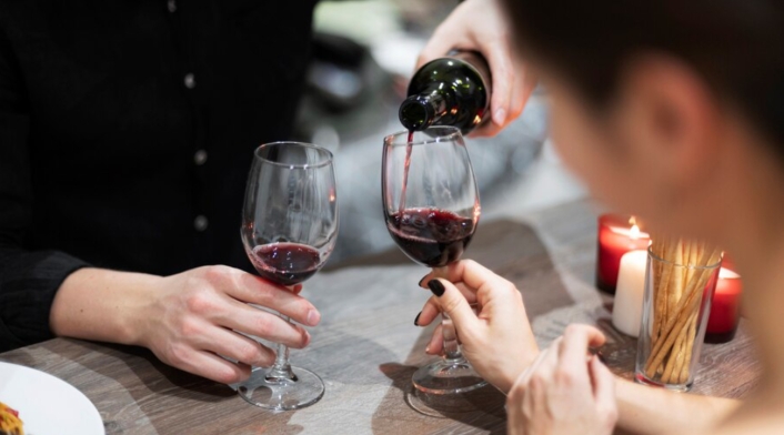 El vino ha sido durante siglos un símbolo de celebración, amor y amistad El vino ha sido durante siglos un símbolo de celebración, amor y amistad