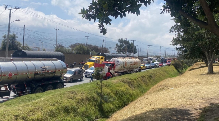 Camioneros bloquean seis puntos de Bogotá por el alza del diésel Camioneros bloquean seis puntos de Bogotá por el alza del diésel