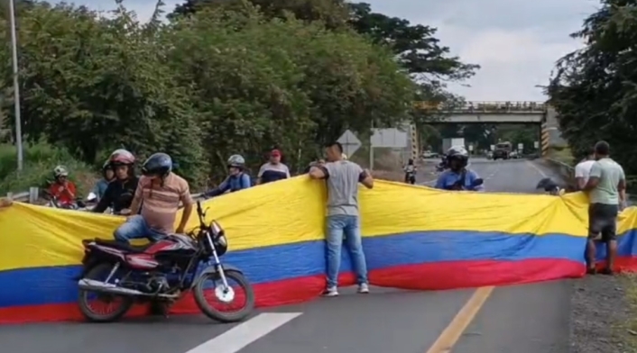 Los camioneros bloquearon la vía Andalucía- Tuluá, centro del Valle Los camioneros bloquearon la vía Andalucía- Tuluá, centro del Valle