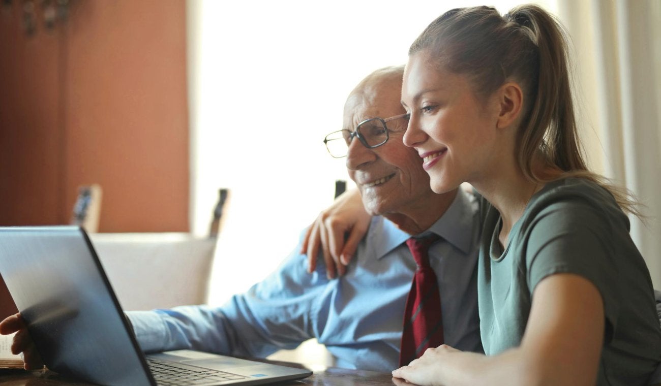 Adulto mayor con persona joven