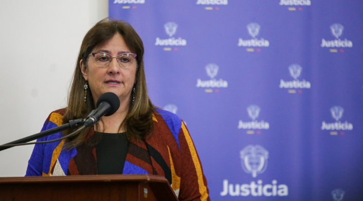 Ángela María Buitrago, ministra de Justicia La ministra de Justicia, Ángela María Buitrago, defiende reforma a la justicia y no se opone al retiro del artículo de rebajas de penas a delitos contra menores de edad.