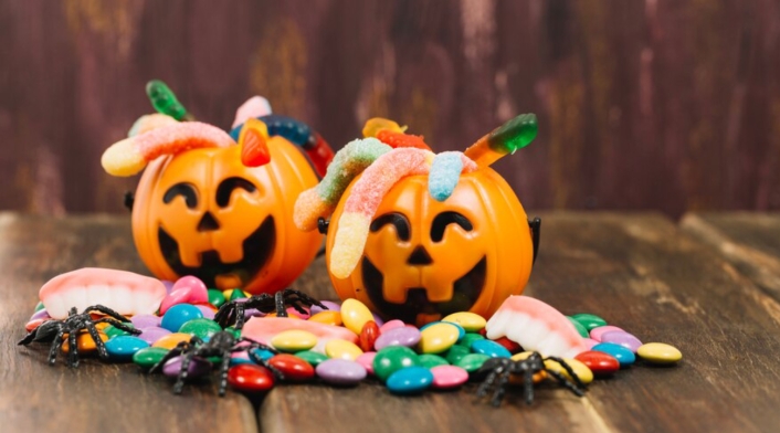 Dulces en Halloween Celebre Halloween de forma segura. Revise los dulces, limita las porciones y mantén la diversión con precaución.