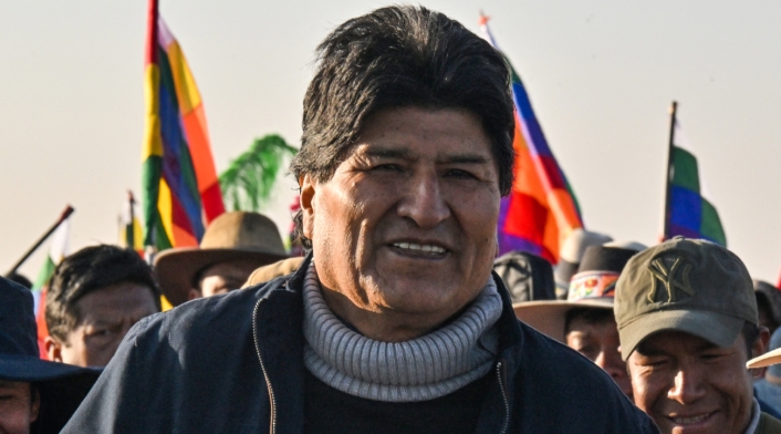 Evo Morales El gobierno boliviano acusa a Evo Morales de armar un teatro con el presunto atentado en su contra, mientras el expresidente insiste en culpar a agentes del Gobierno.