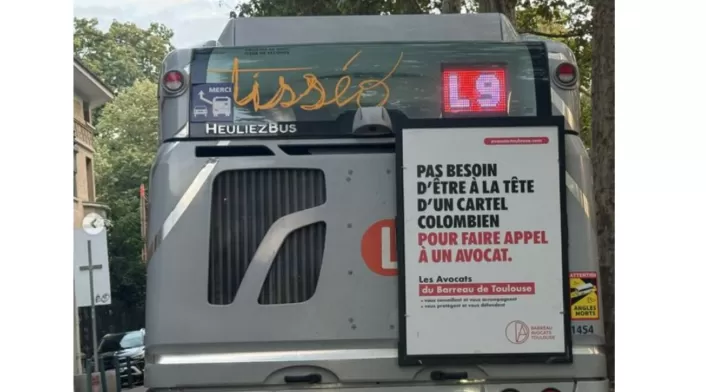 Publicidad en Toulouse de una firma de abogados que menciona carteles colombianos Publicidad en Toulouse de una firma de abogados que menciona carteles colombianos