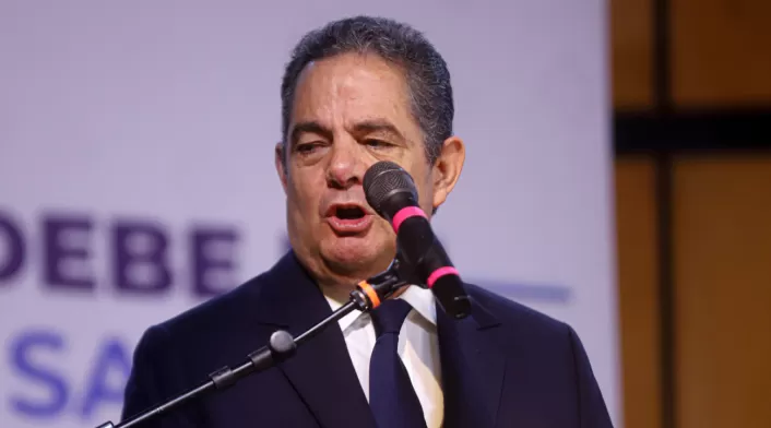 Germán Vargas Lleras Escándalo en redes: Germán Vargas Lleras muestra actitud agresiva en video viral.