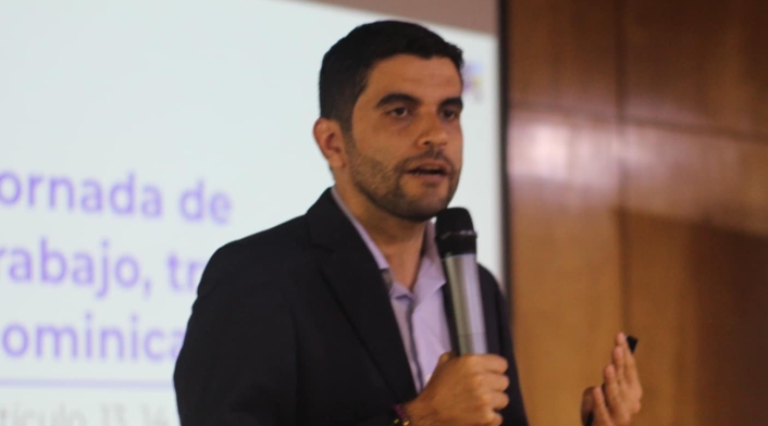 Hernán Cadavid, representante a la Cámara Hernán Cadavid, representante a la Cámara por Antioquia, amenaza con demandar al estado colombiano por decreto que permitiría a menores cambiar género en documentos de identidad.