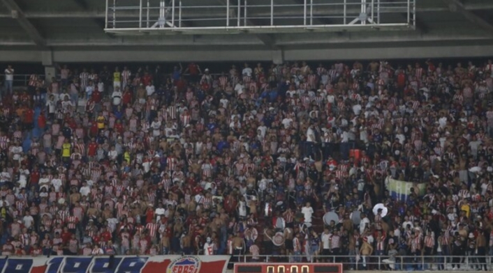 Violencia en el fútbol: Hinchas del Junior de Barranquilla atacan brutalmente a seguidor del América de Cali por llevar tatuado el escudo del equipo. Violencia en el fútbol: Hinchas del Junior de Barranquilla atacan brutalmente a seguidor del América de Cali por llevar tatuado el escudo del equipo.