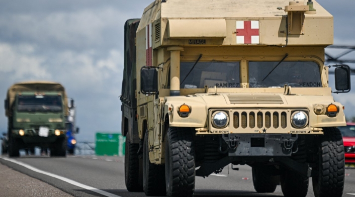 Los camiones militares se ven antes del esperado impacto del Huracán Milton a mitad de semana en Sanford, Florida. Los camiones militares se ven antes del esperado impacto del Huracán Milton a mitad de semana en Sanford, Florida.