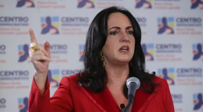 María Fernanda Cabal La senadora María Fernanda Cabal denuncia amenazas de Hollman Morris, gerente de RTVC, por hostigamiento político.