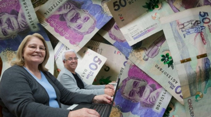 Personas que se PENSIONAN con 1.000 SEMANAS: desde cuándo Billetes y dos jubilados
