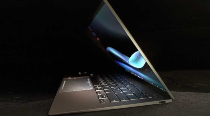 Asus Zenbook S 14 UX5406 Asus Zenbook S 14 UX5406
