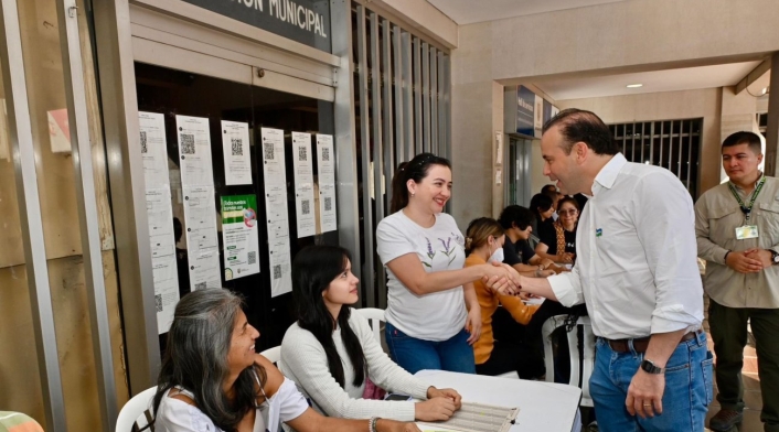 Alejandro Eder, alcalde de Cali, participando en la consulta popular sobre el Área Metropolitana del Suroccidente Alejandro Eder, alcalde de Cali, participando en la consulta popular sobre el Área Metropolitana del Suroccidente