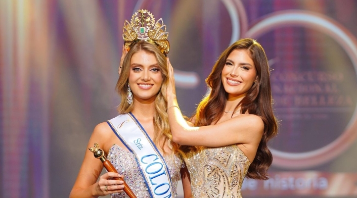 Catalina Duque Abreu recibe la corona de Sofía Osío Luna Catalina Duque Abreu recibe la corona de Sofía Osío Luna