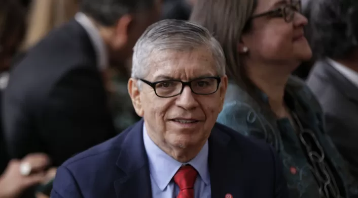 César Gaviria El expresidente César Gaviria arremete contra el presidente Gustavo Petro y propone una consulta interpartidista para las elecciones de 2026.