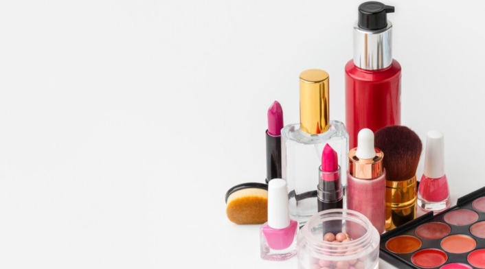 Cosmeticorexia La Cosmeticorexia se define como el abuso constante de productos cosméticos, como cremas antienvejecimiento, maquillaje y tratamientos para la piel, en busca de una apariencia idealizada.