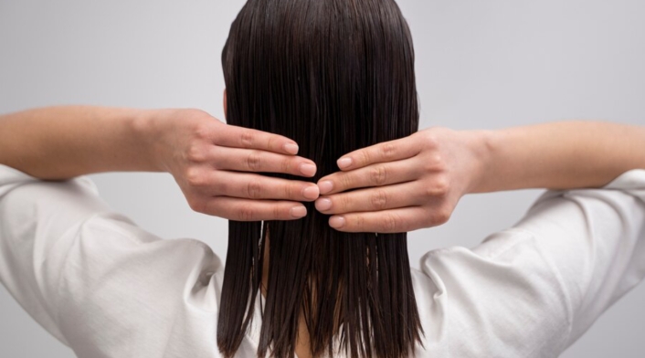 Cuidado del cabello Mantener el cuero cabelludo limpio es esencial, aun cuando la piel tiende a resecarse más en la época de lluvias.