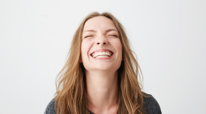 Diseño de sonrisa en resina El diseño de sonrisa en resina se ha popularizado en los últimos años como una opción accesible y menos invasiva para mejorar la apariencia dental.